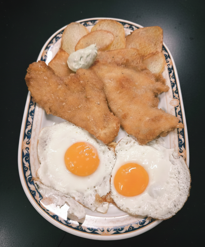 Plato combinado de pechuga de pollo rebozada