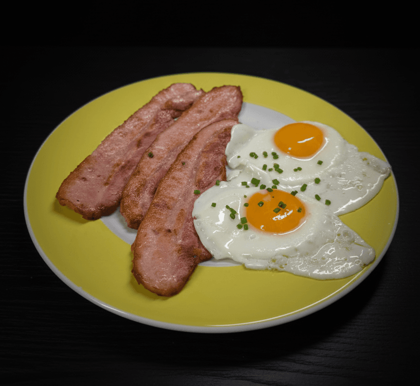 Plato combinado de huevos y bacon